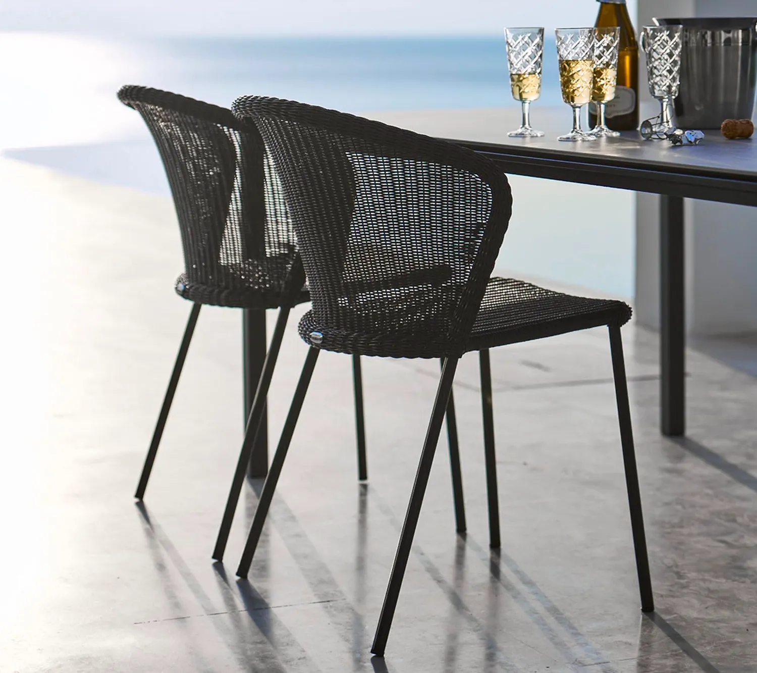 Cane-Line Lean stol black Weave stabelbar