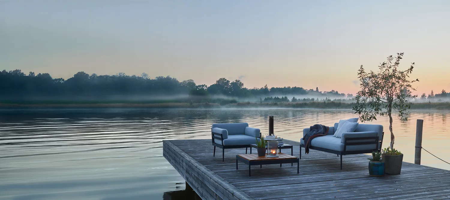 Skargaarden Anholt sofa i aluminium chalk Sunbrella