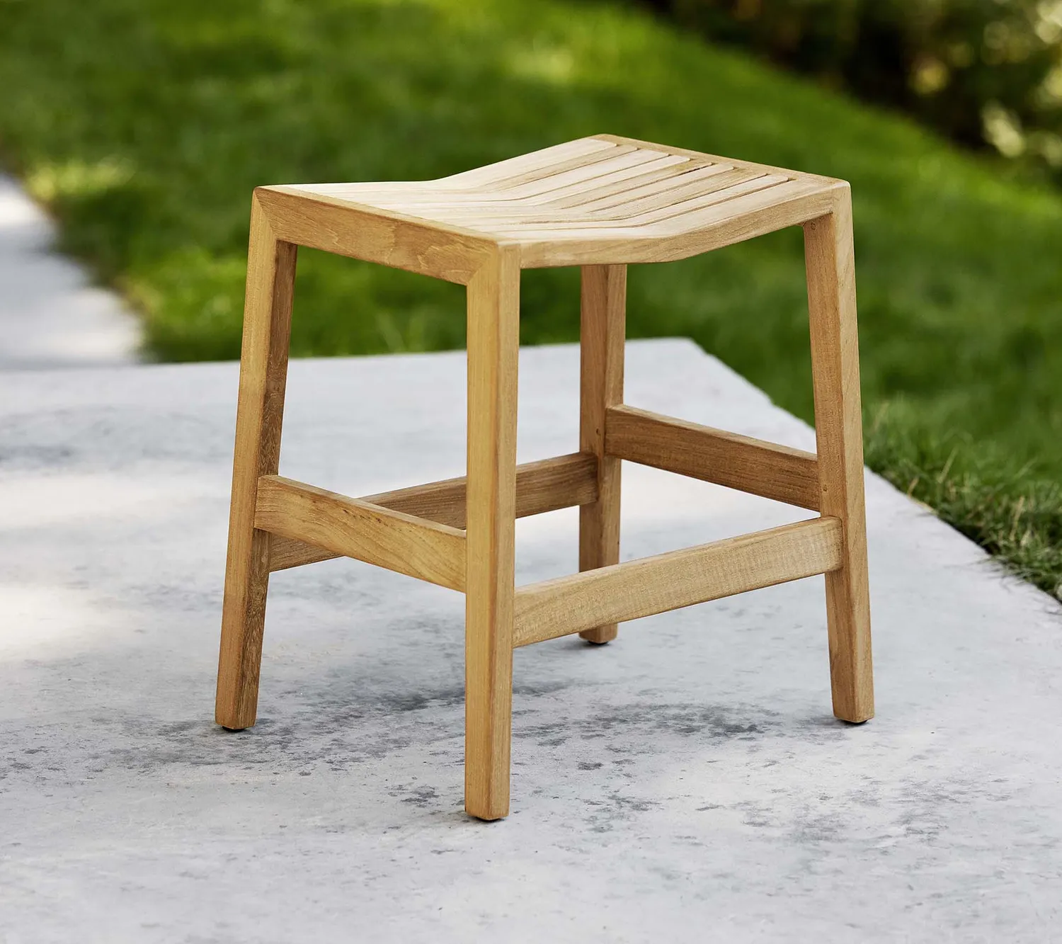 Cane-Line Flip skammel teak Grade A stabelbar