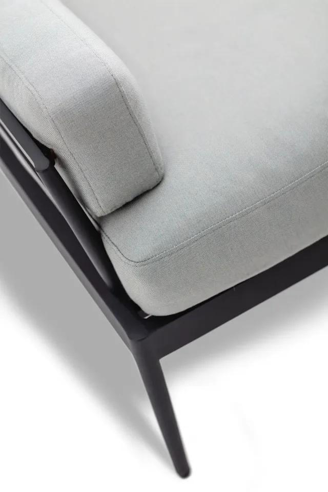 Skargaarden Anholt sofa i aluminium chalk Sunbrella