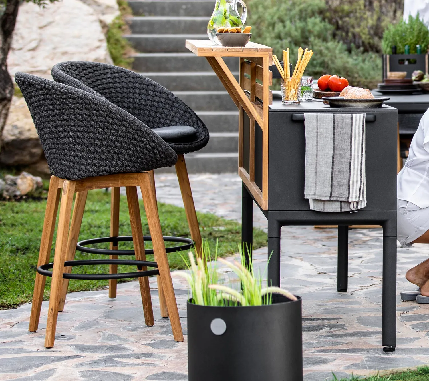 Cane-Line Peacock barstol dark grey teak Desert sand