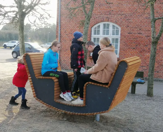 TimberNest med Ophæng vippebænk til 4 i træ