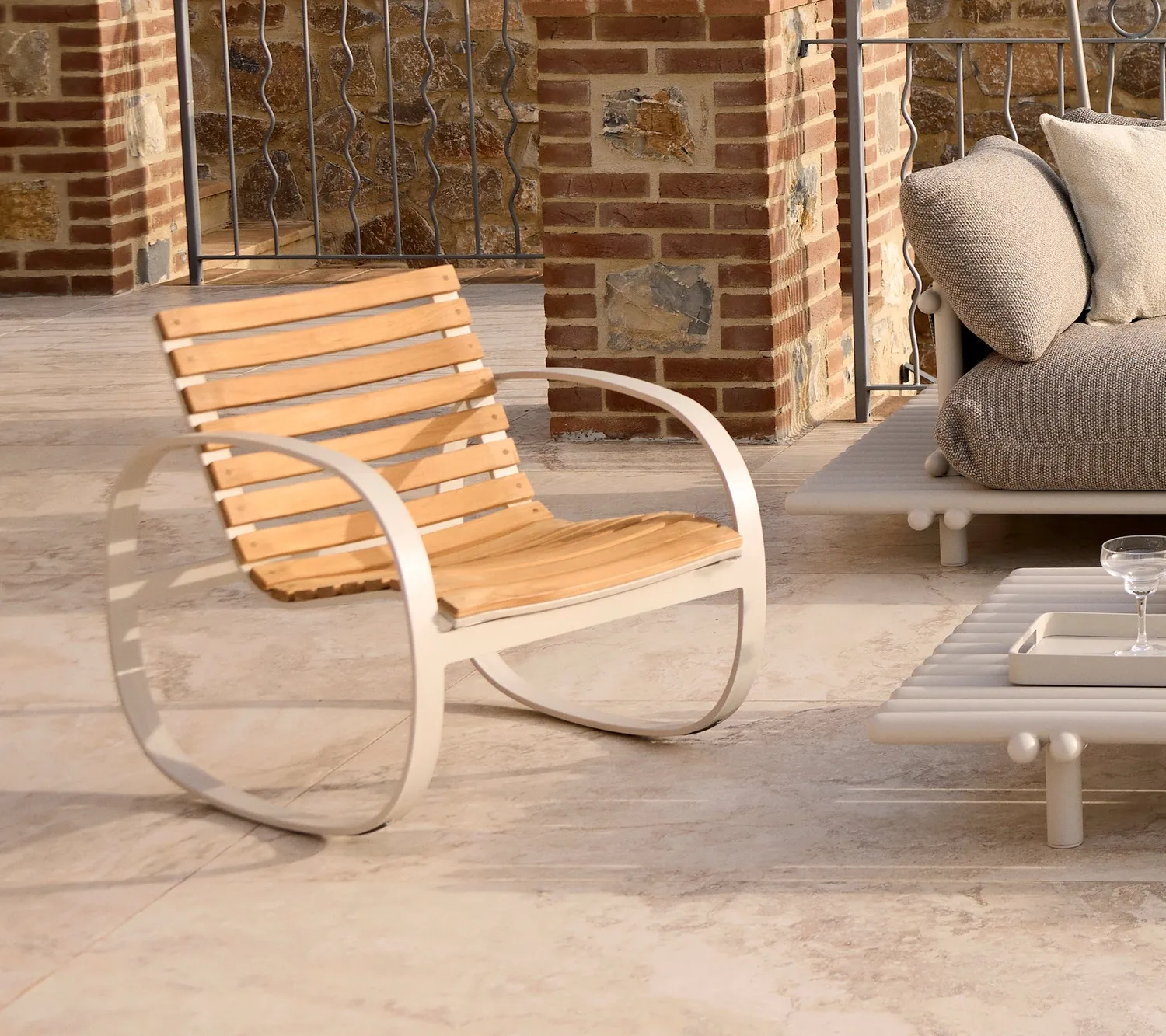 Cane-Line Parc gyngestol i teak lava grey aluminium