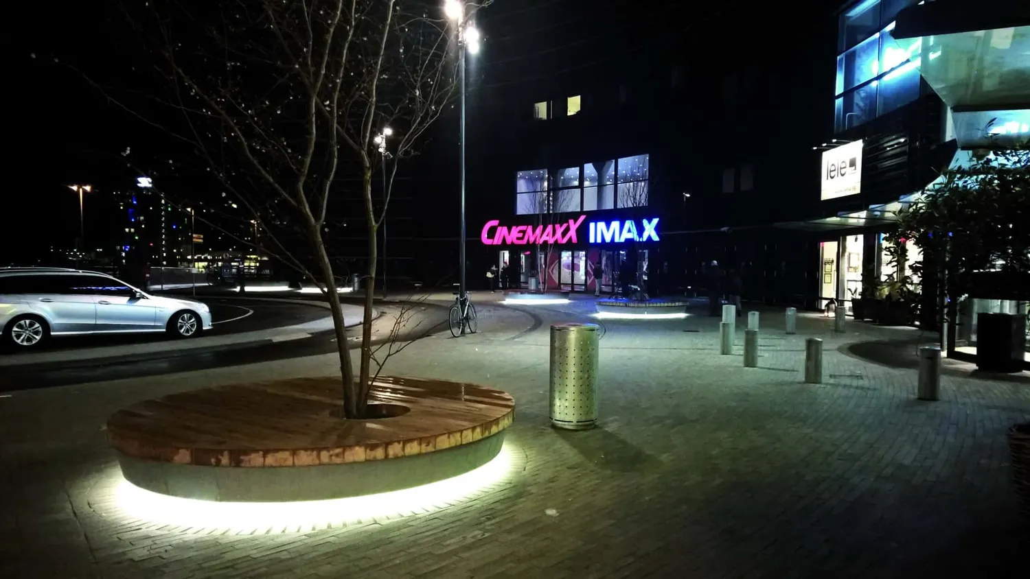 GH Form Scenaria rundbænk med LED lys i træ