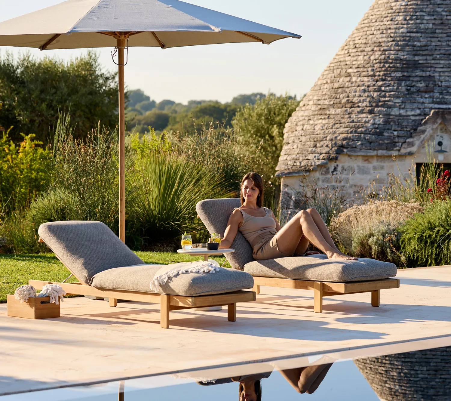 Cane-Line Vista solseng teak uden hynde til pool