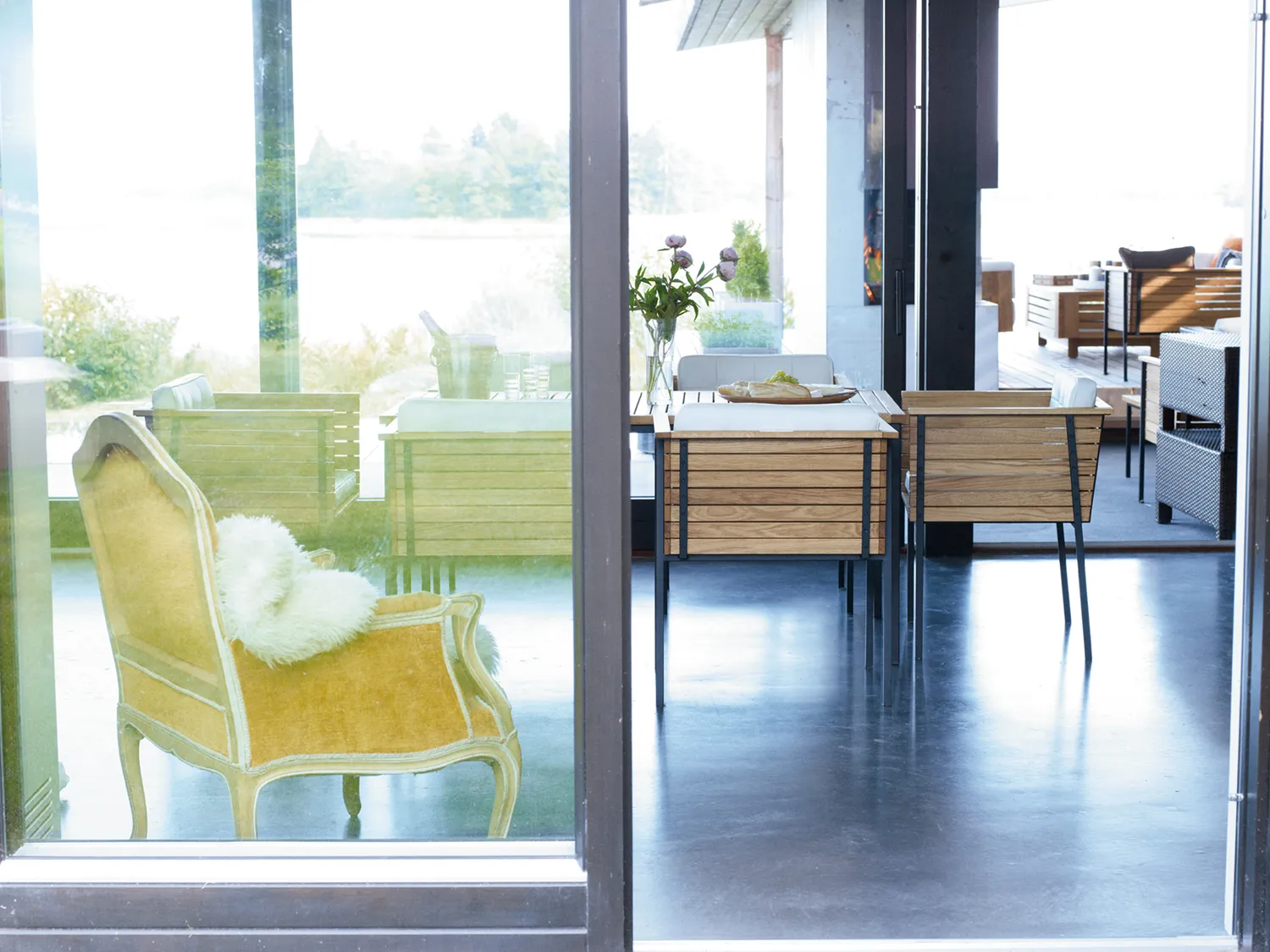 Skargaarden Häringe medium spisebord i teak sort stel