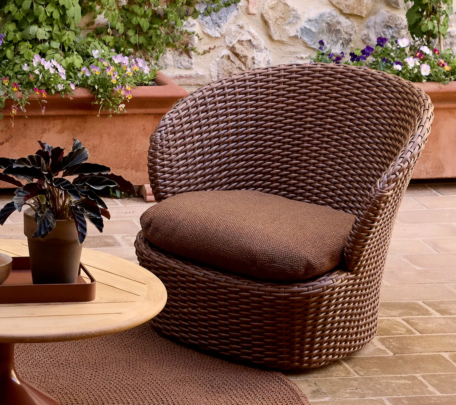 Cane-Line Coast loungestol med drejefunktion sand