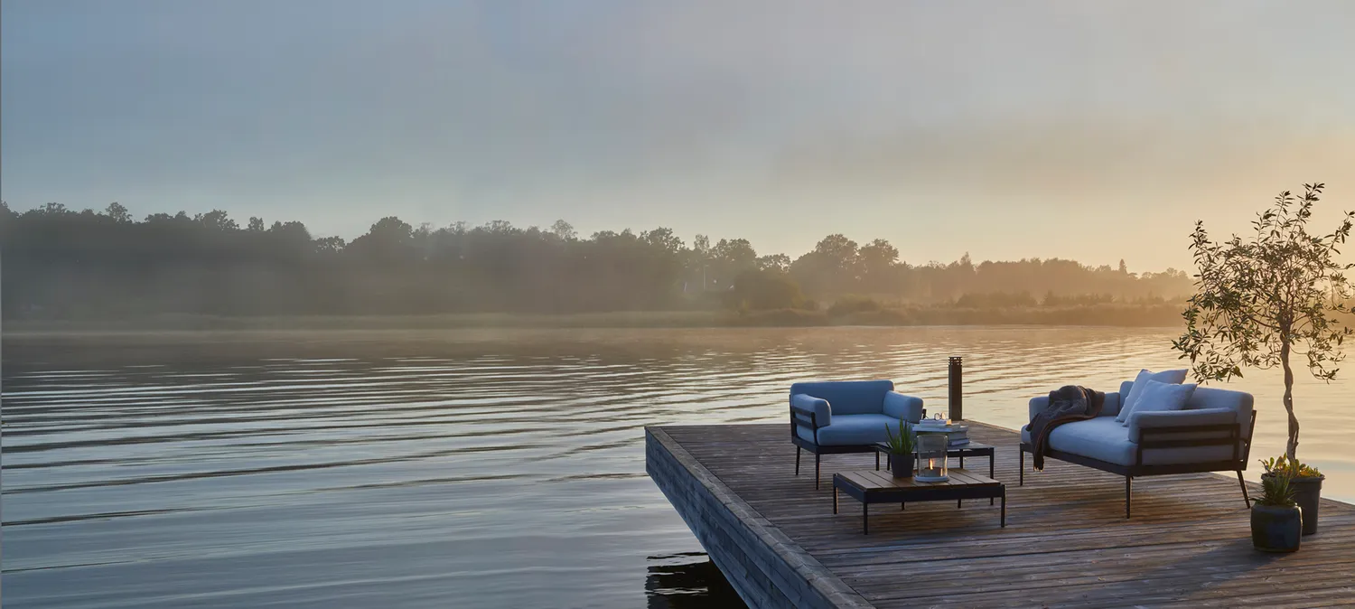 Skargaarden Anholt sofa i aluminium chalk Sunbrella