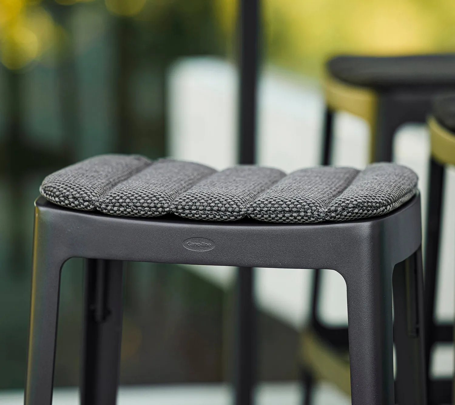 Cane-Line Cut skammel white aluminium dark grey