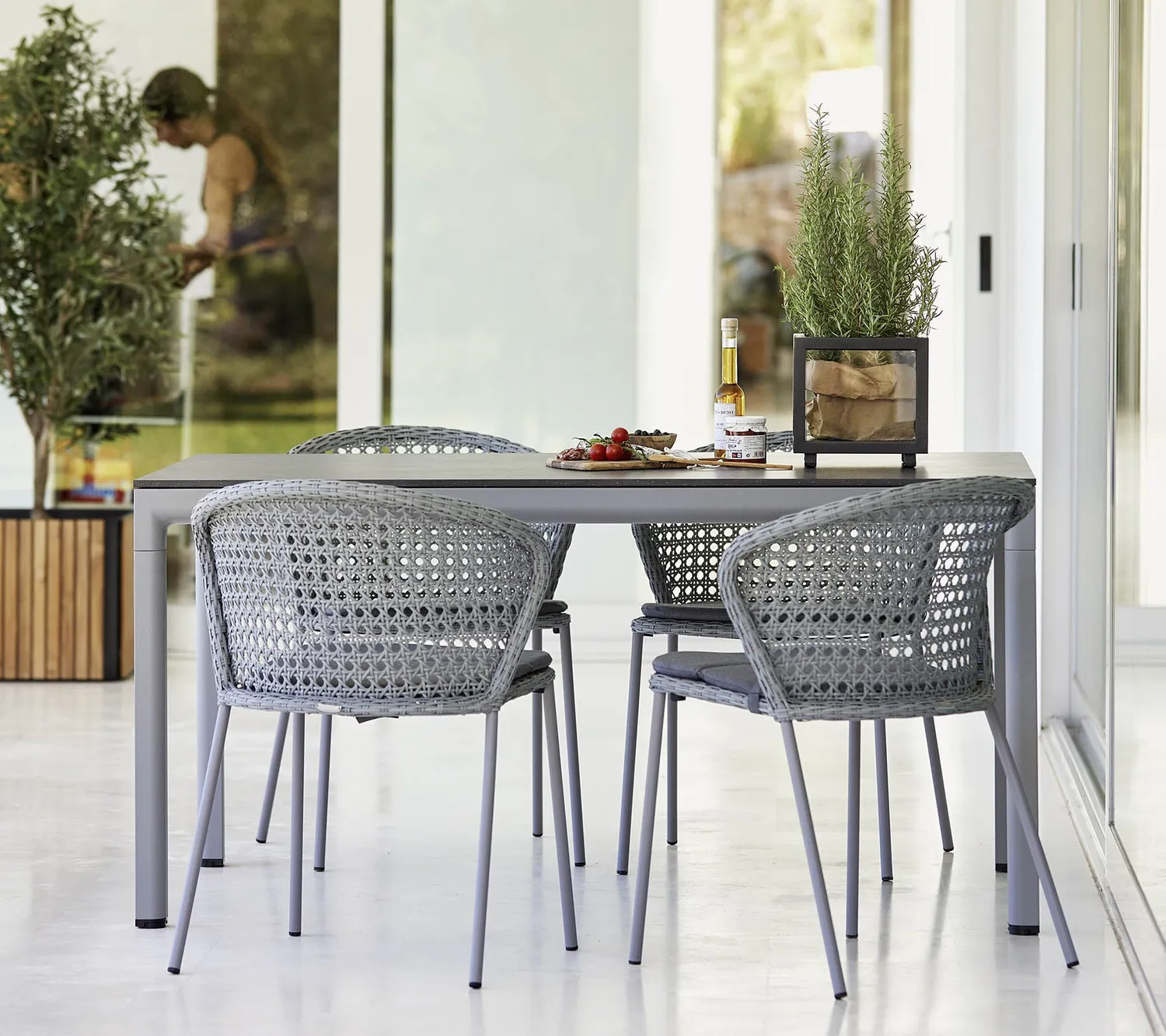 Cane-Line Lean stol black Weave stabelbar