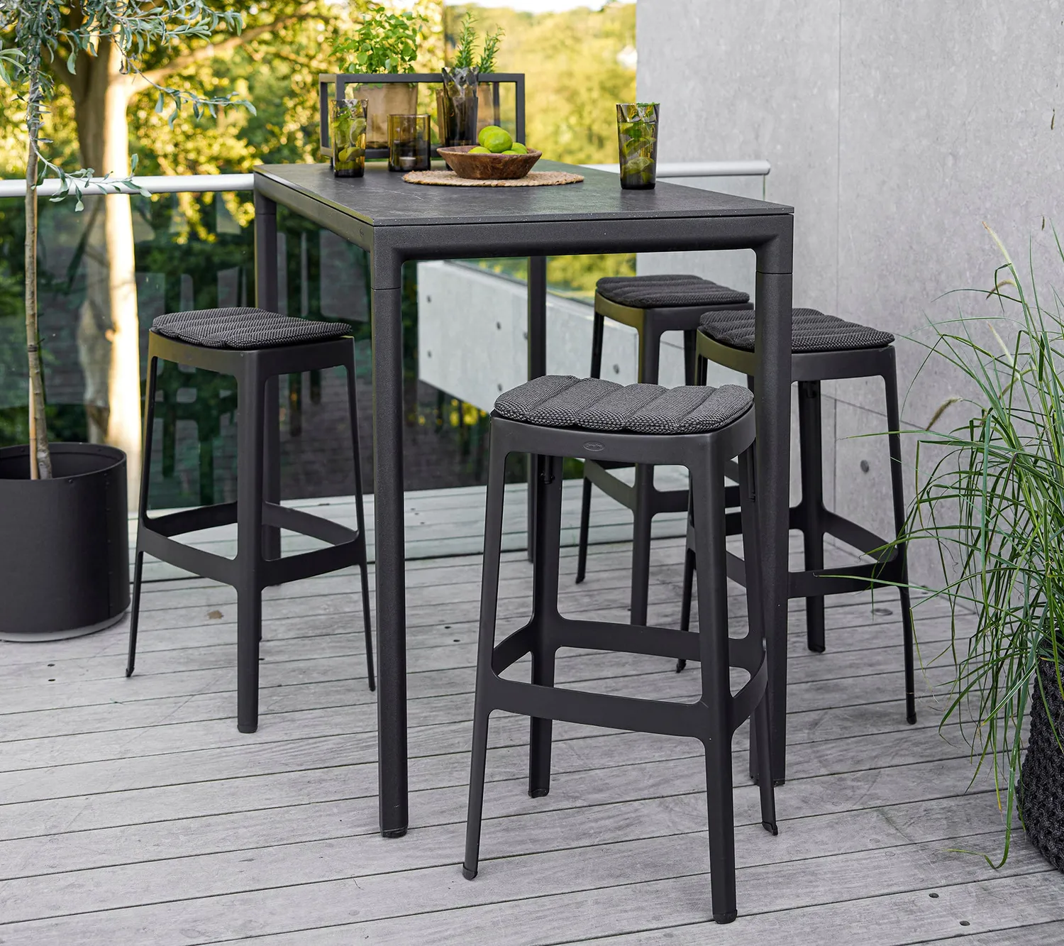 Cane-Line Cut barstol sort aluminium mørkegrå stabelbar