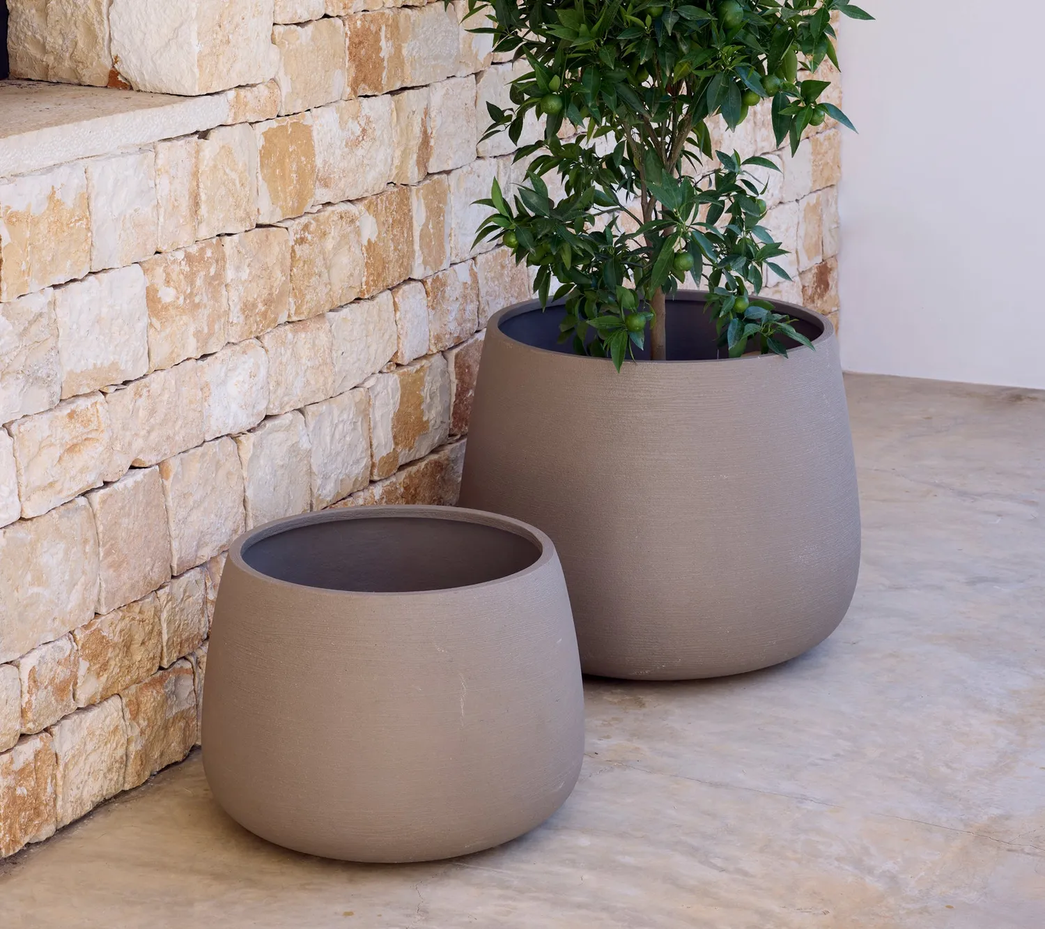 Cane-Line Soil plantekrukke rund medium taupe fiberglas