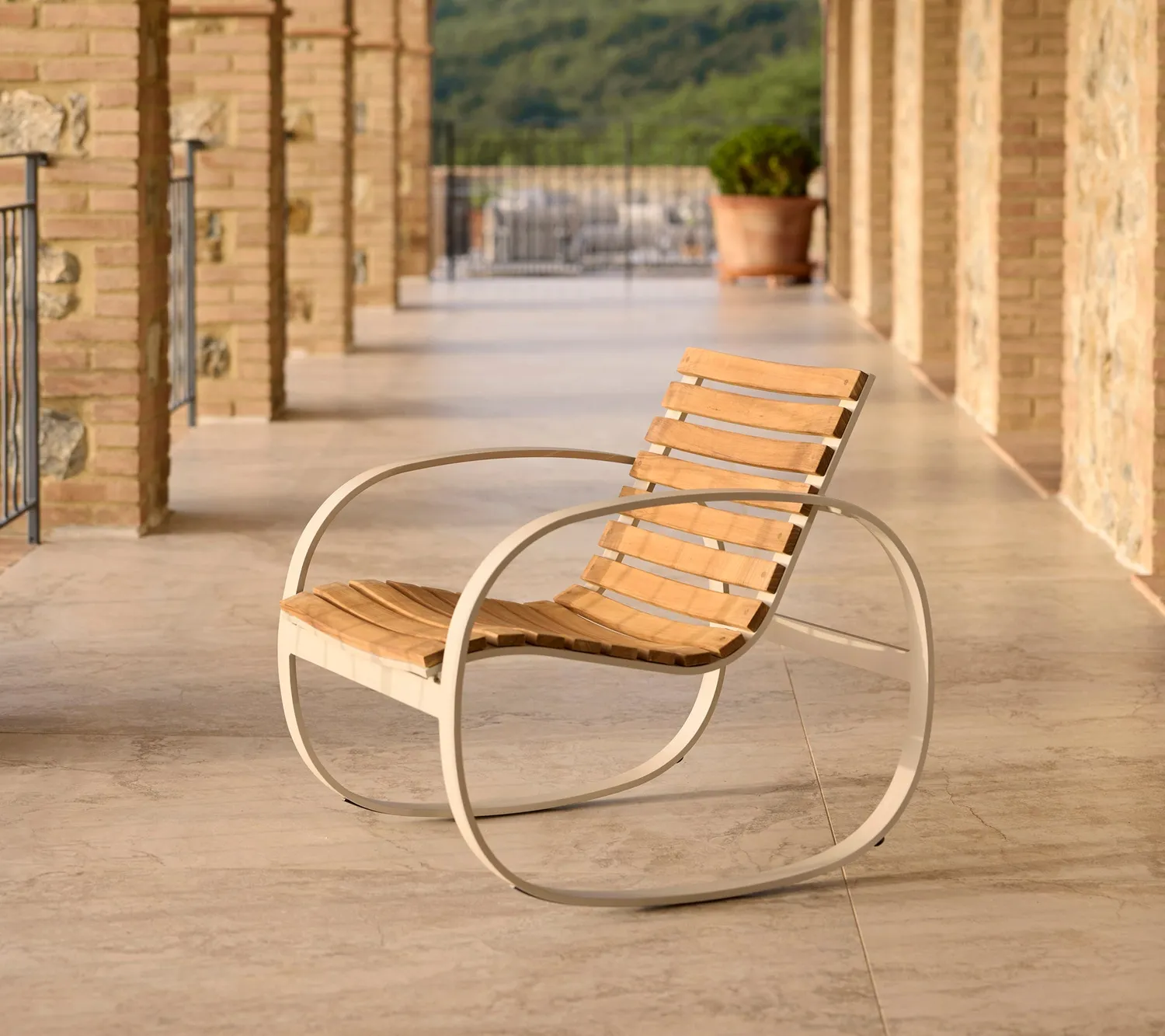 Cane-Line Parc gyngestol i teak lava grey aluminium
