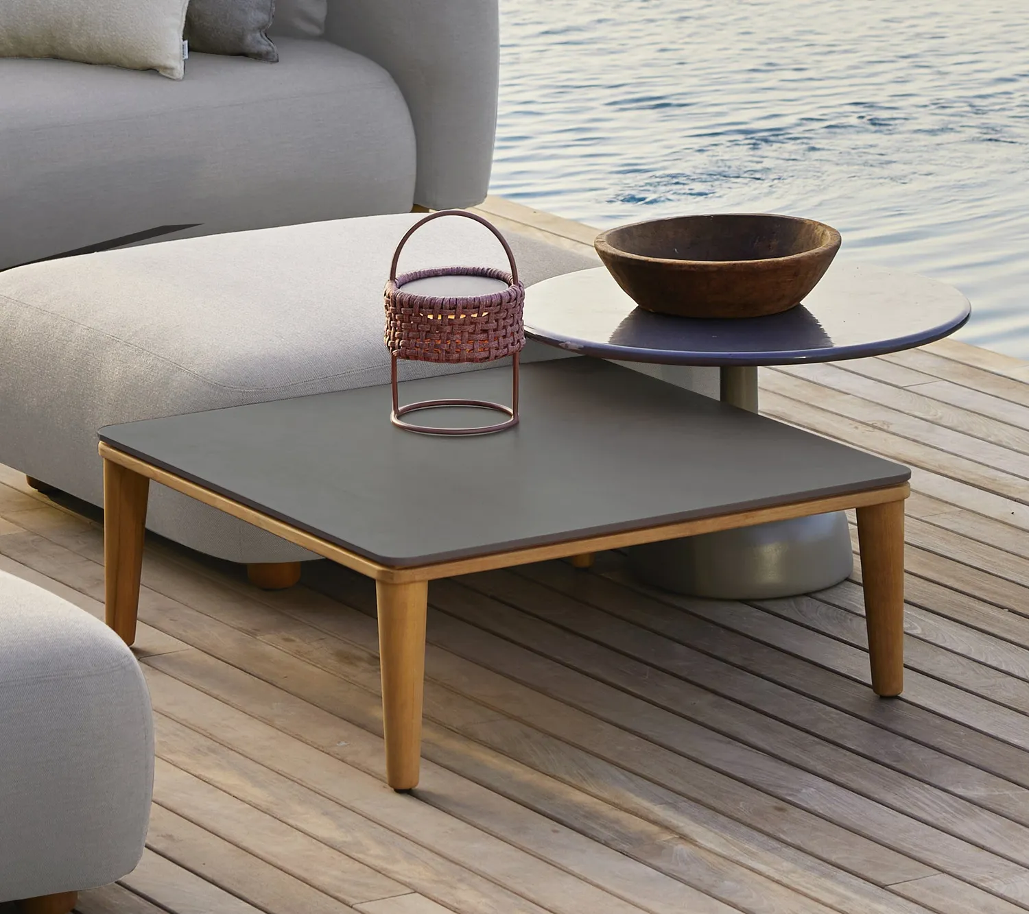 Cane-Line Capture sofabord 85x85 teak keramik taupe