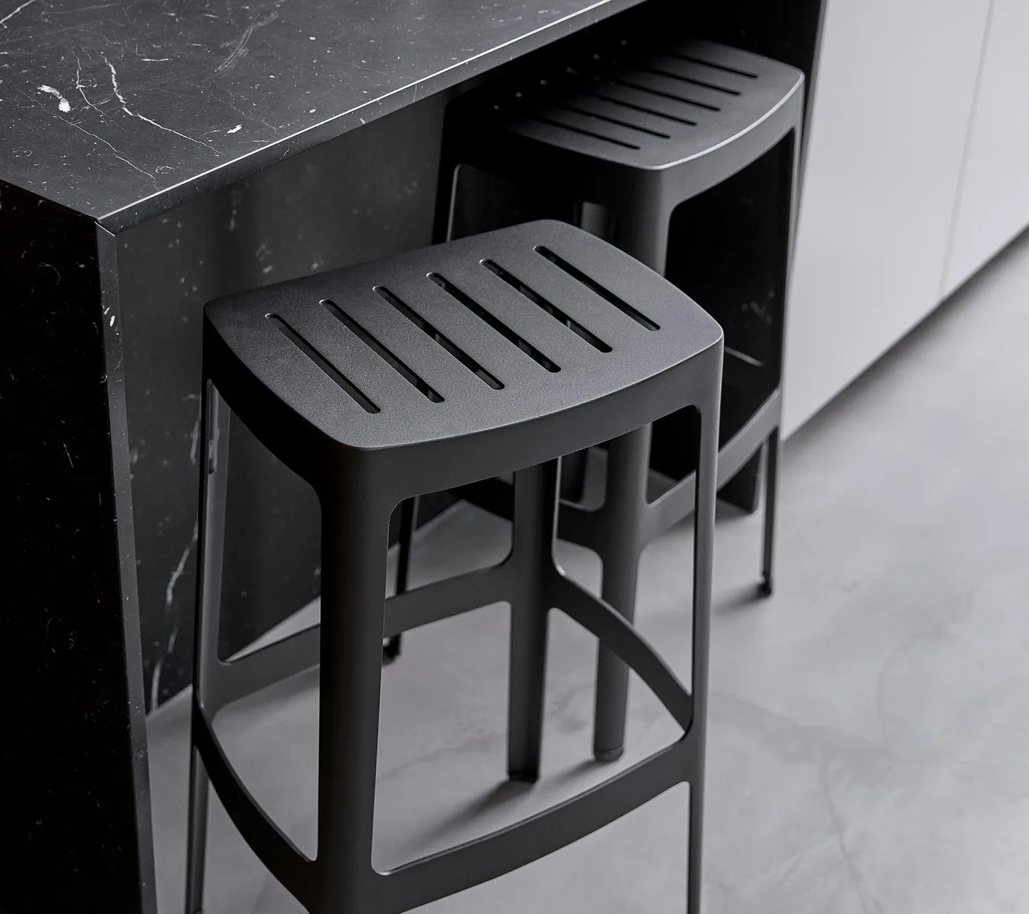 Cane-Line Cut barstol sort aluminium mørkegrå stabelbar