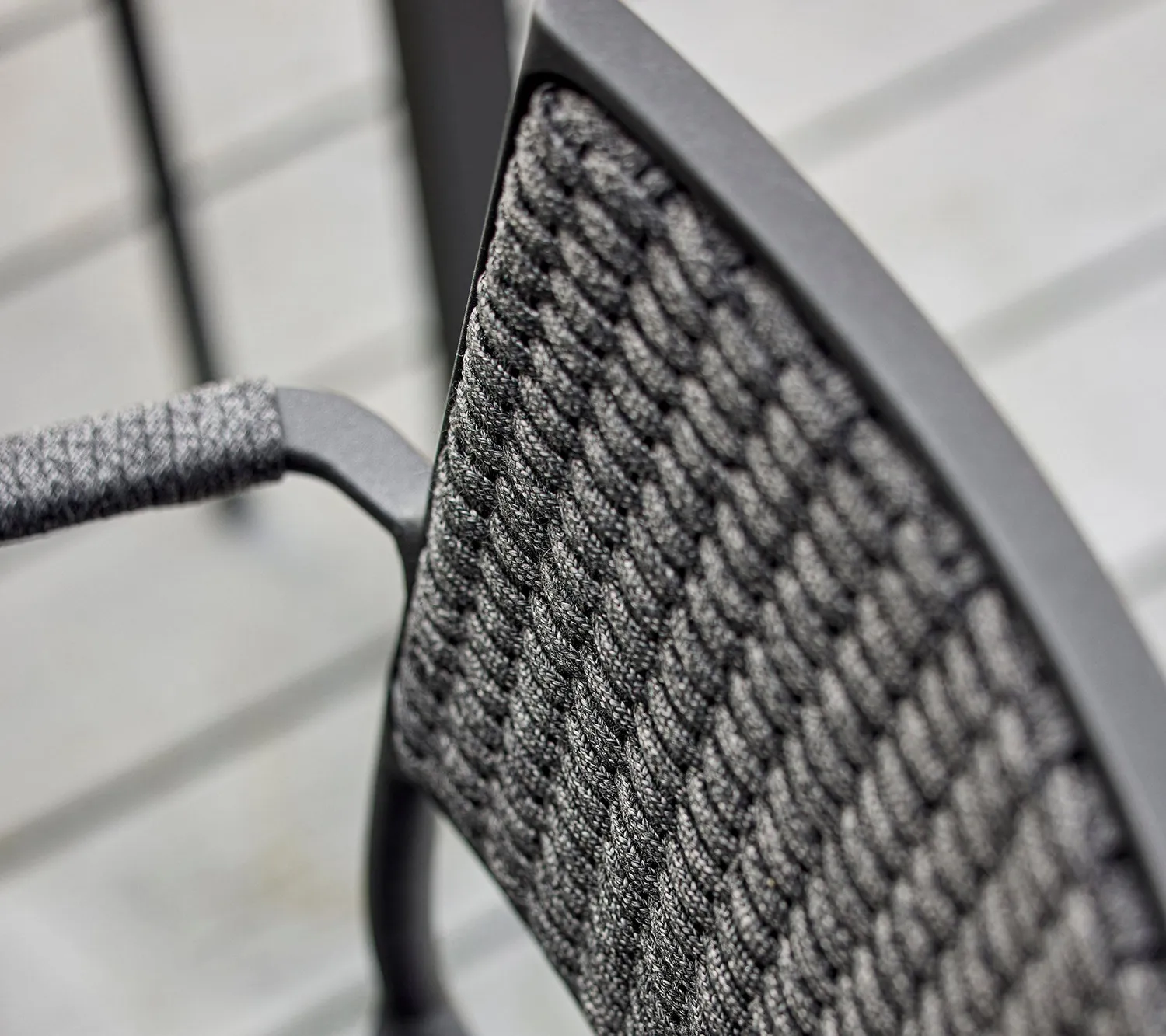 Cane-Line Less stol m/armlæn natural lava grey stabelbar