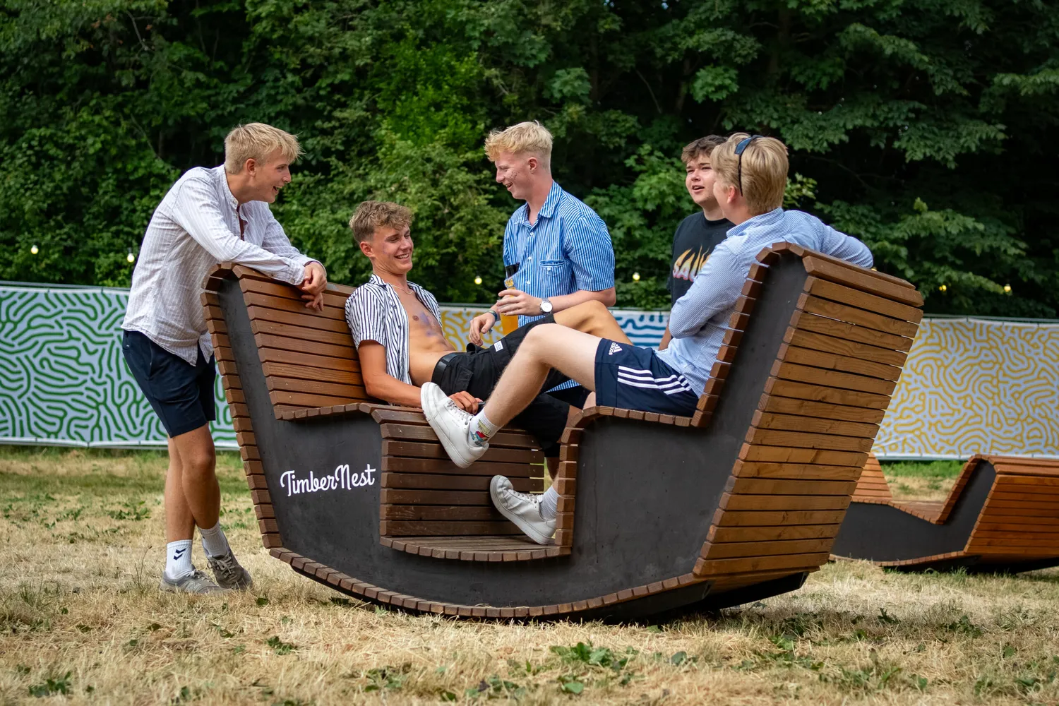 TimberNest vippebænk i træ til 4 til haven