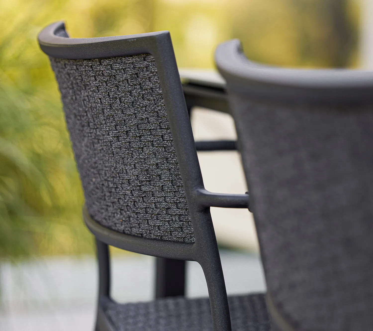 Cane-Line Less stol m/armlæn natural lava grey stabelbar