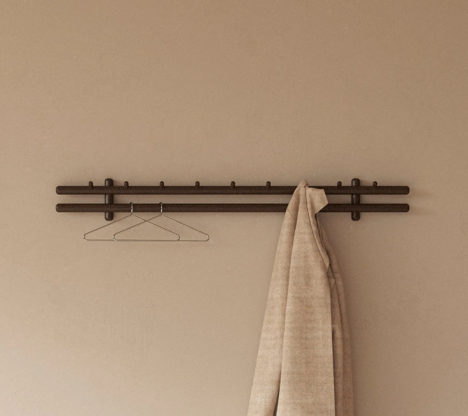 Cane-Line Sticks knagerække 120 cm mahogni