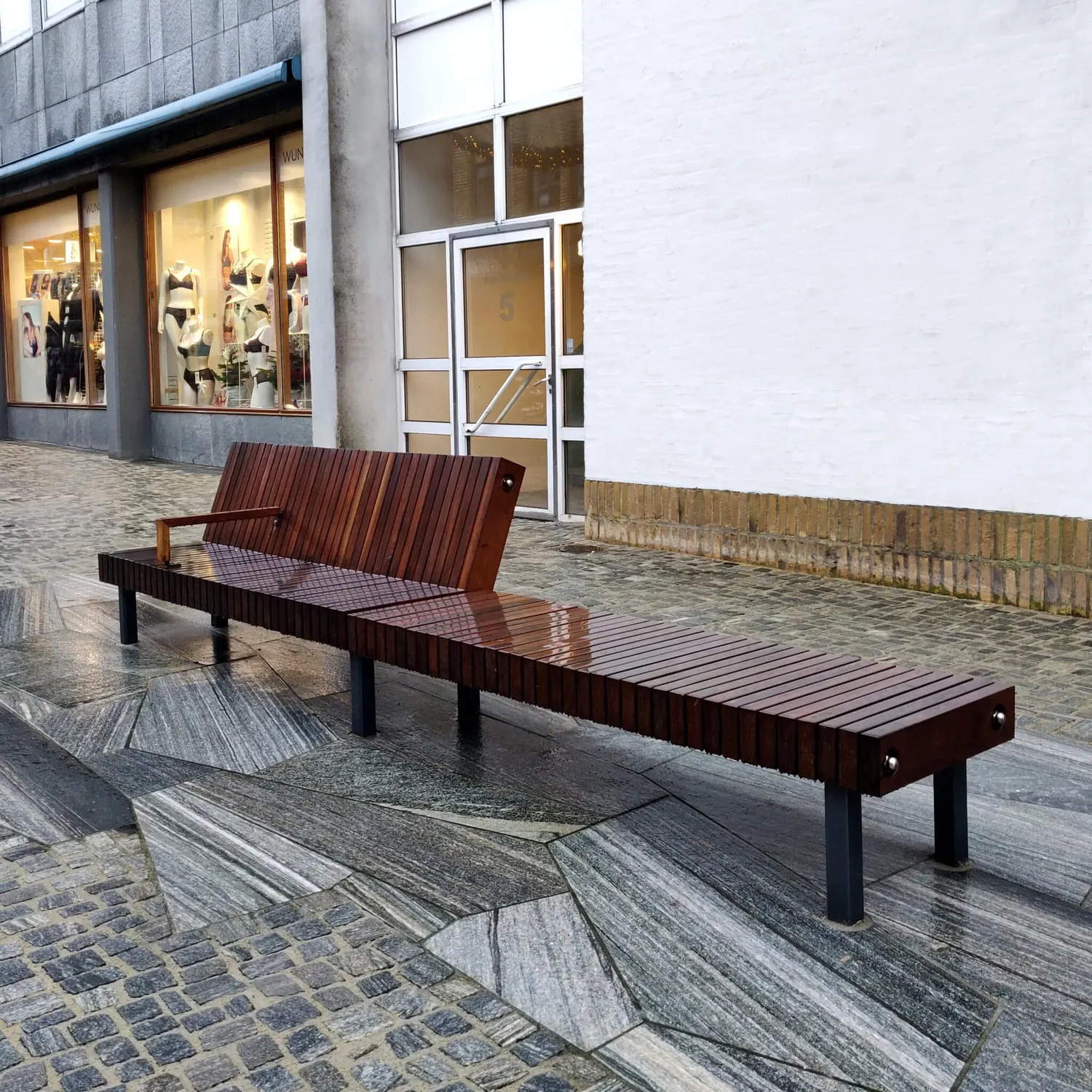GH Form Umeå Bænk i mahogni til park