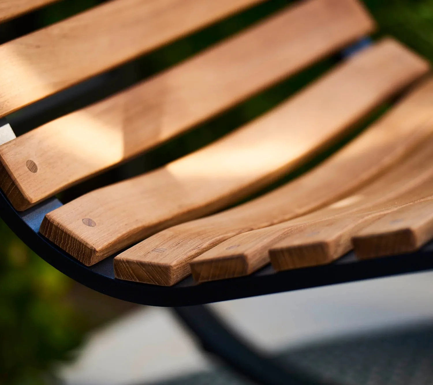 Cane-Line Parc gyngestol i teak lava grey aluminium