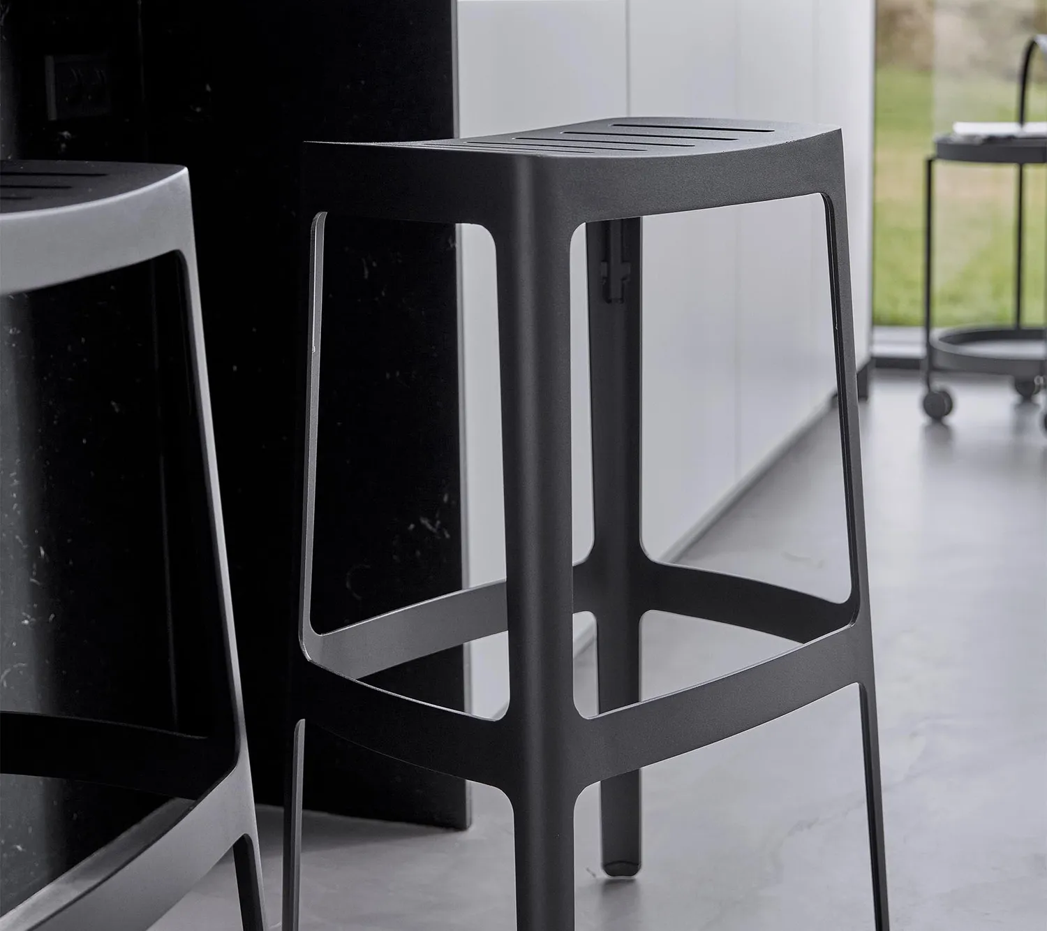 Cane-Line Cut barstol sort aluminium mørkegrå stabelbar