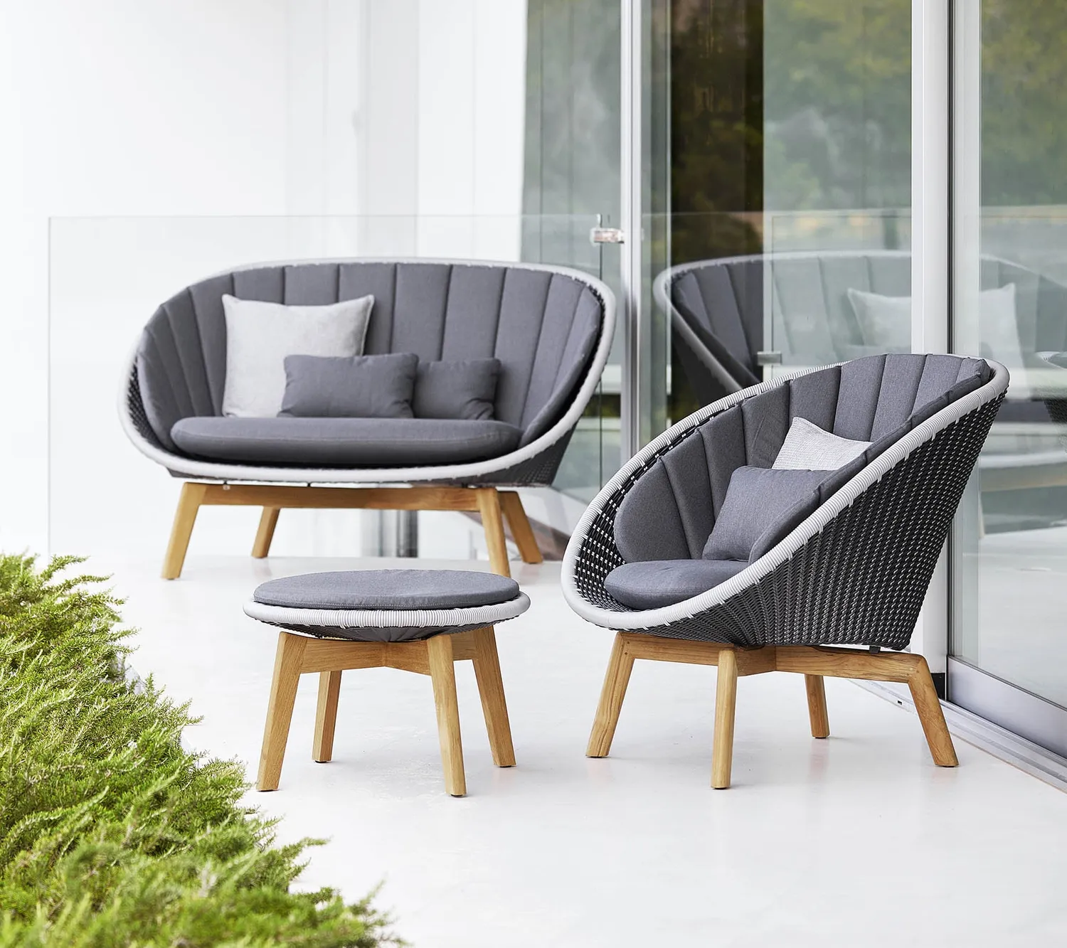 Cane-Line Peacock fodskammel sidebord dark grey teak