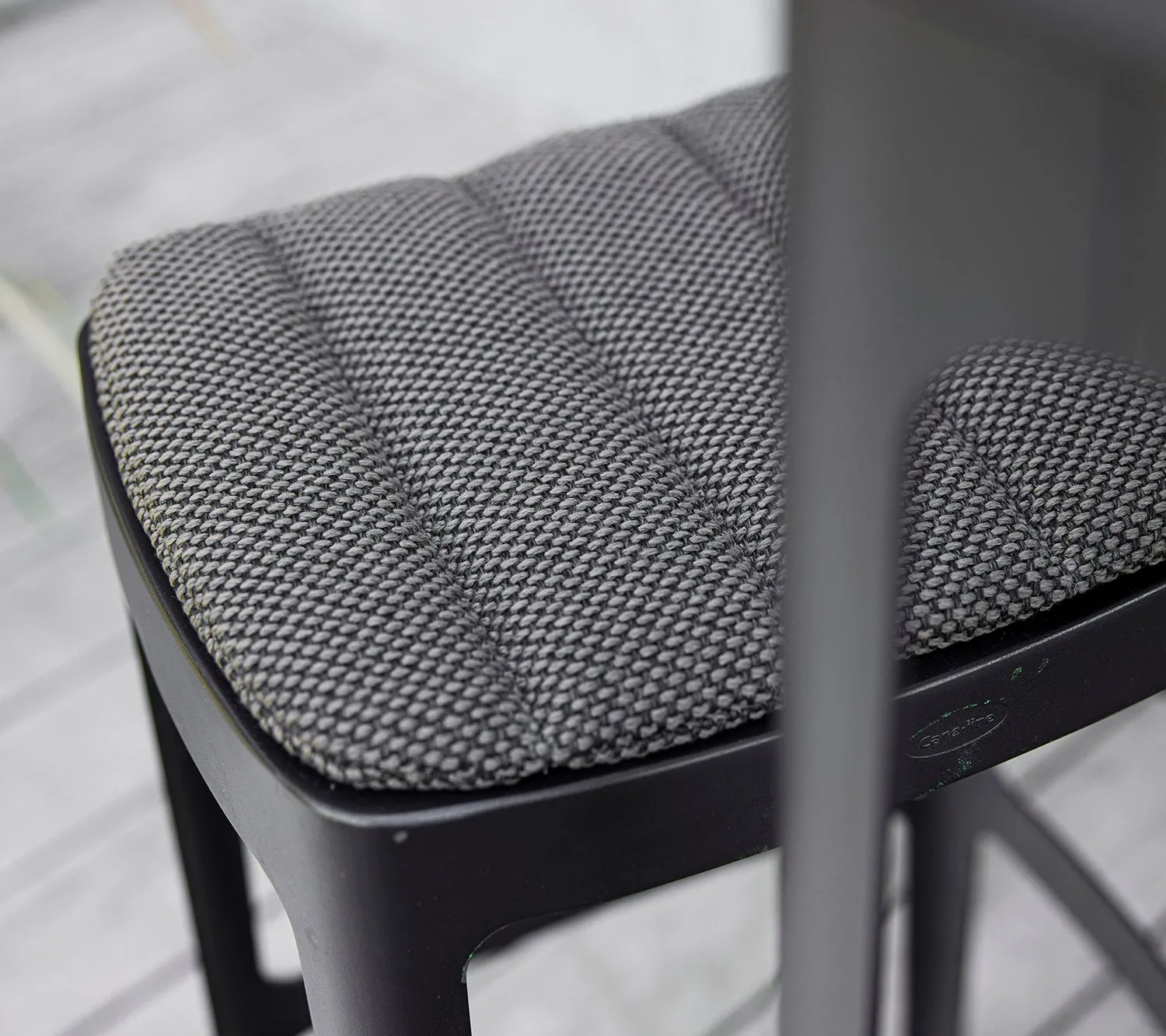 Cane-Line Cut barstol hynde Dark grey Focus
