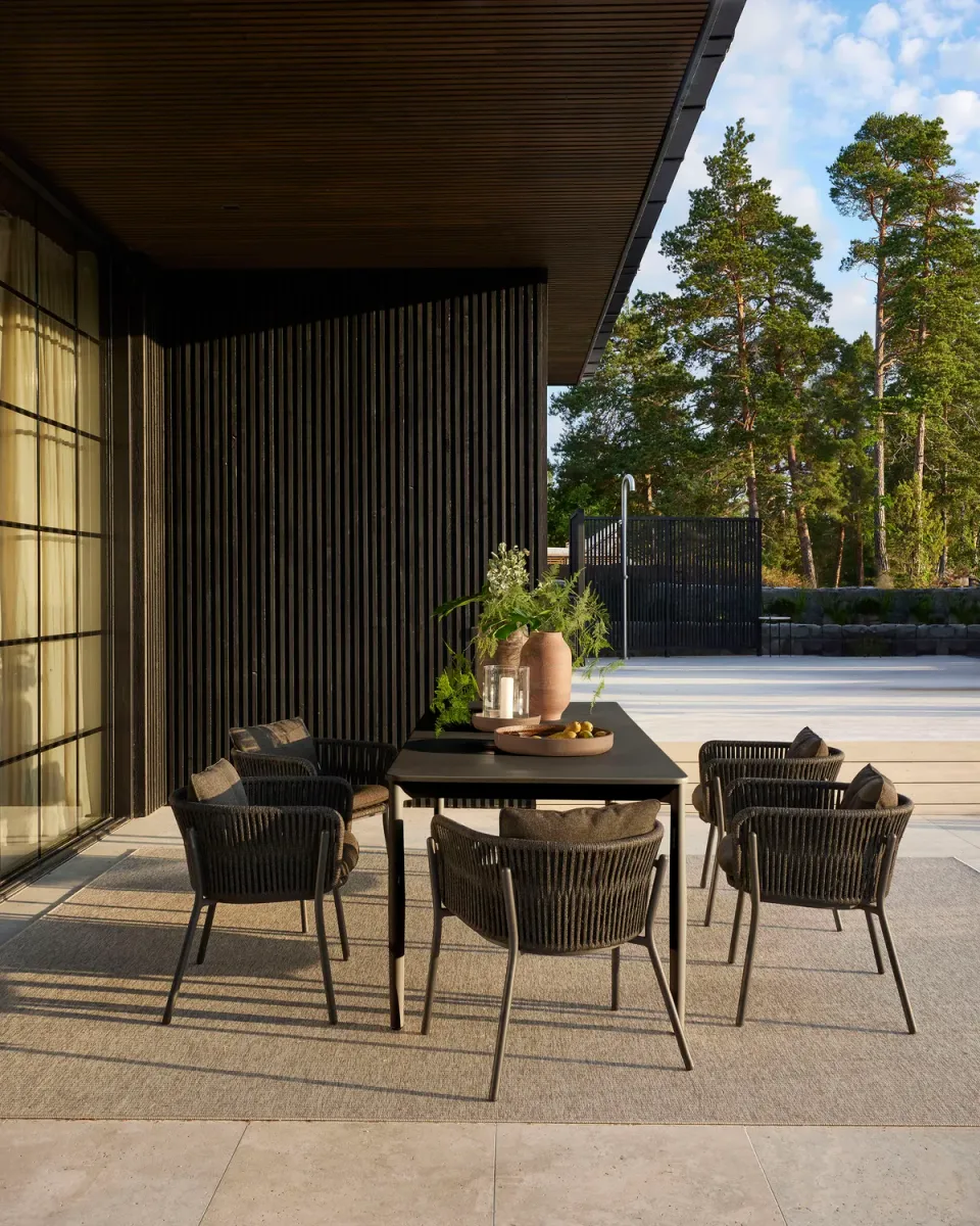 Skargaarden Tira spisestol sort med hynde i mørkegrå