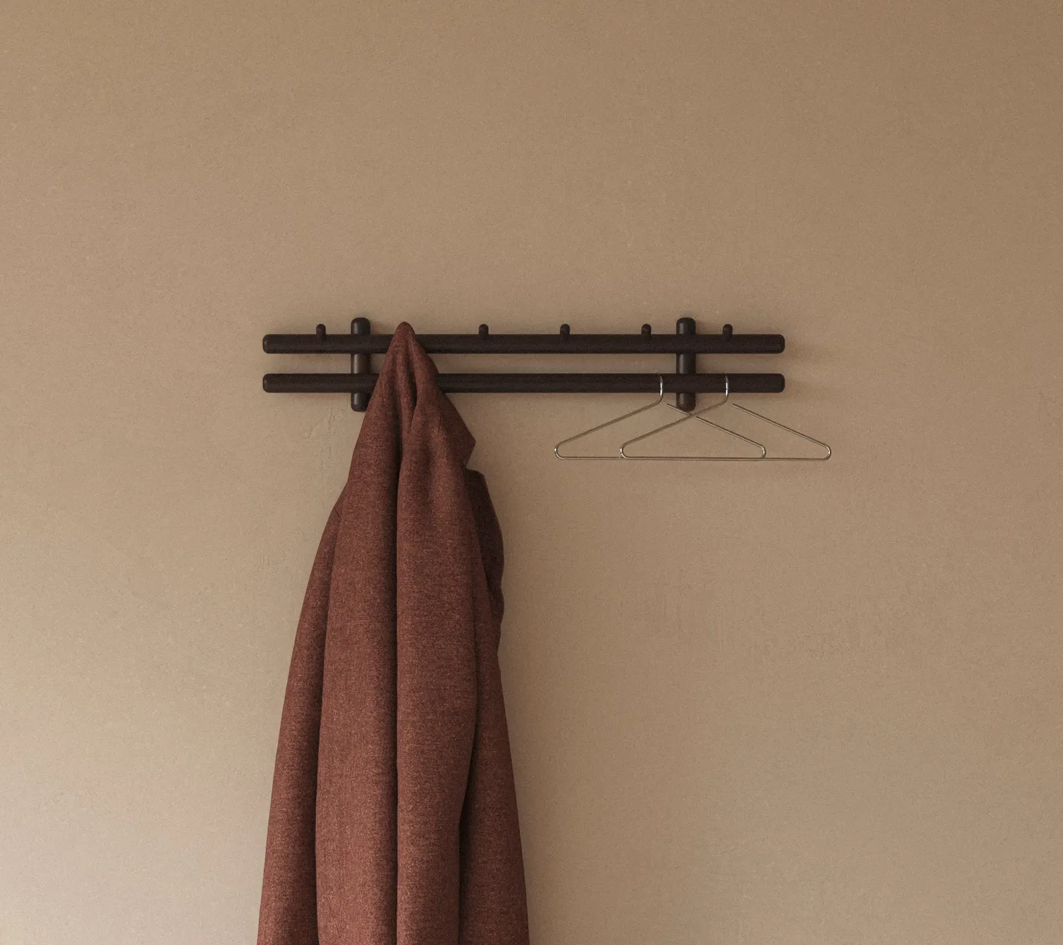Cane-Line Sticks knagerække 80 cm mahogni dark brown
