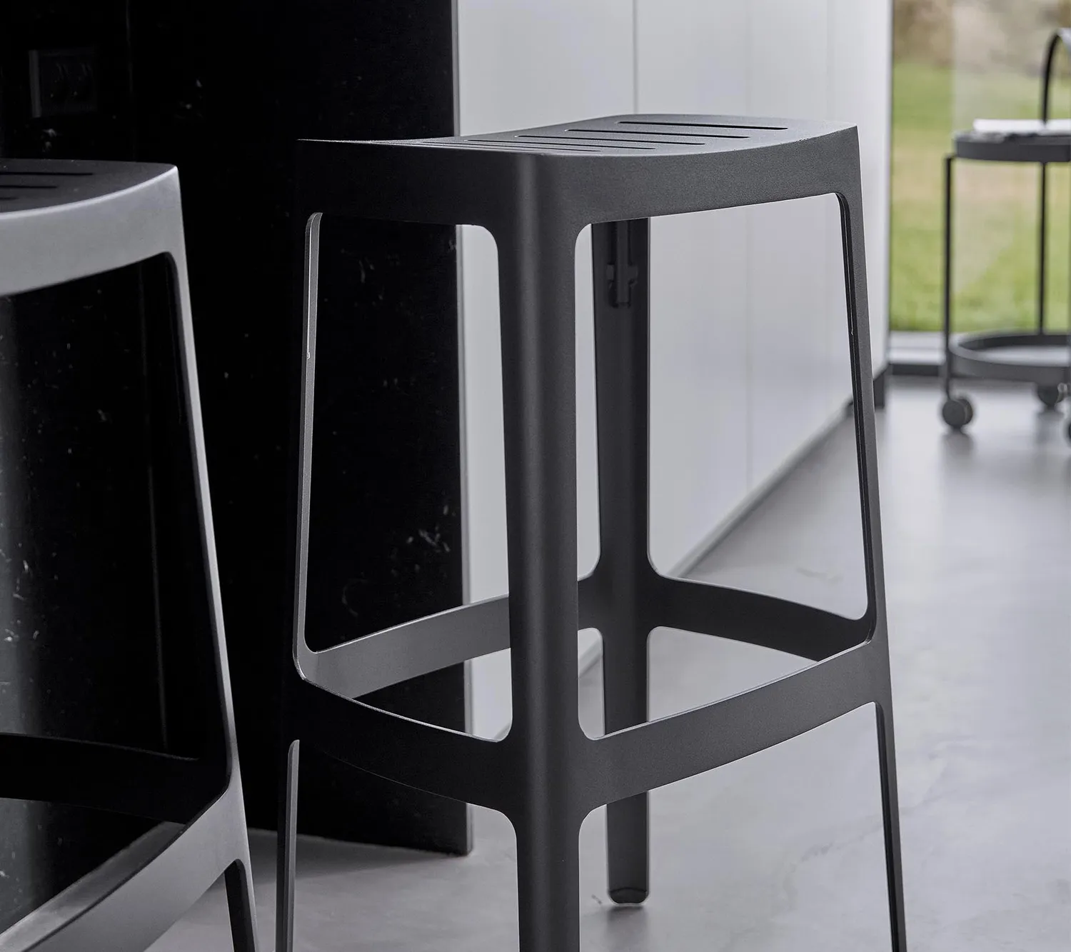 Cane-Line Cut barstol sort aluminium mørkegrå stabelbar