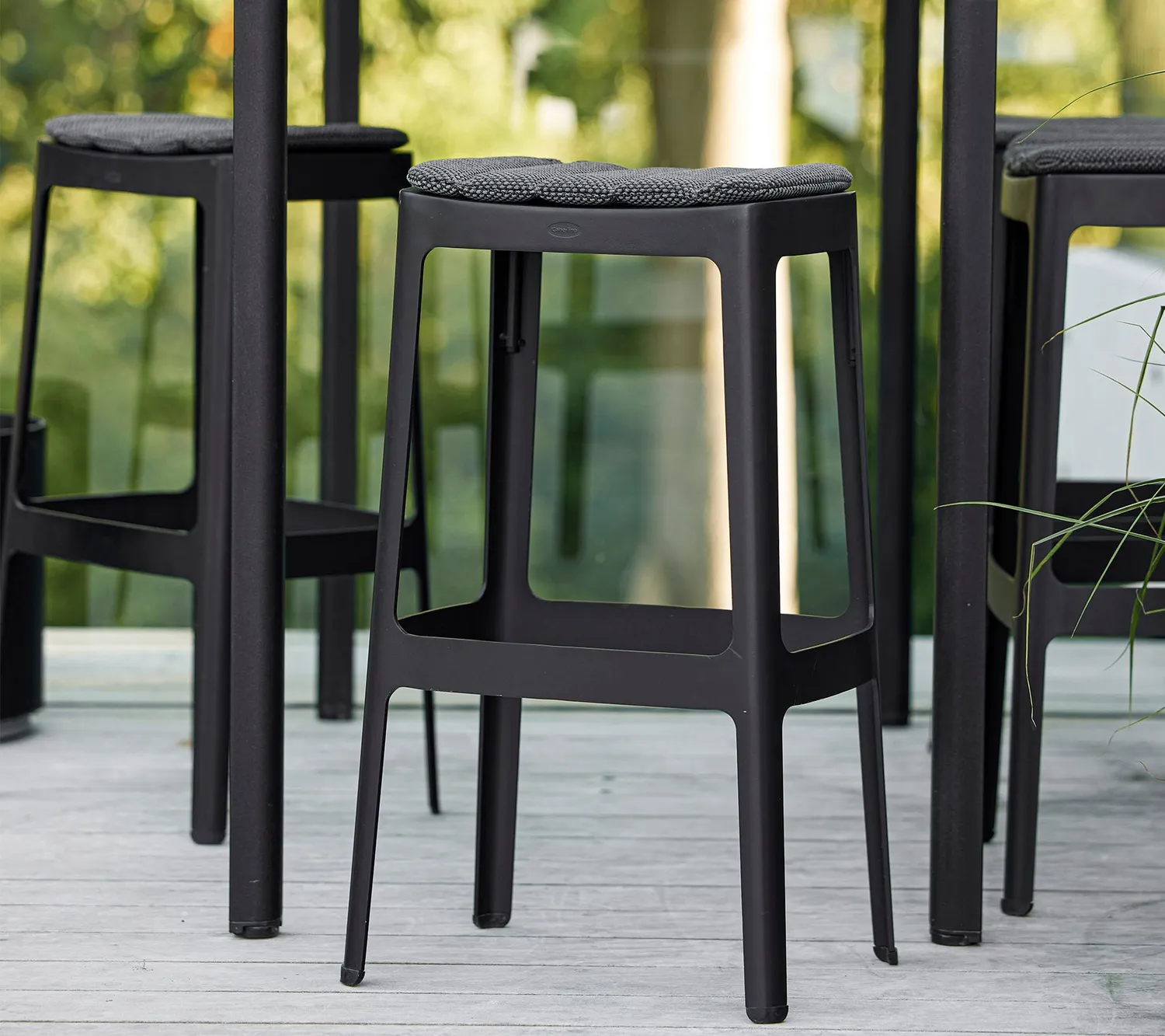 Cane-Line Cut barstol sort aluminium mørkegrå stabelbar