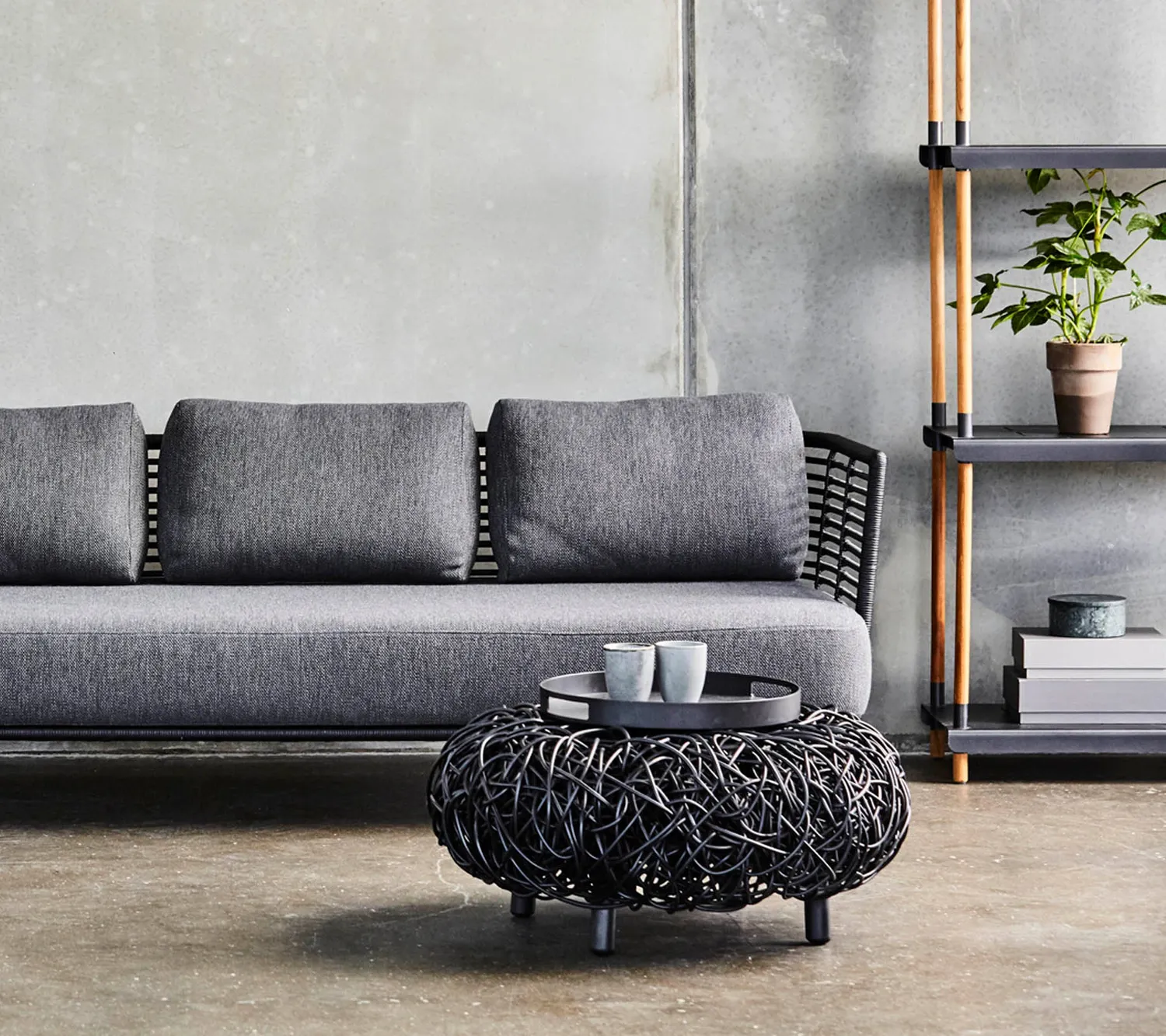Cane-Line Loop fodskammel rattan sort indendørs