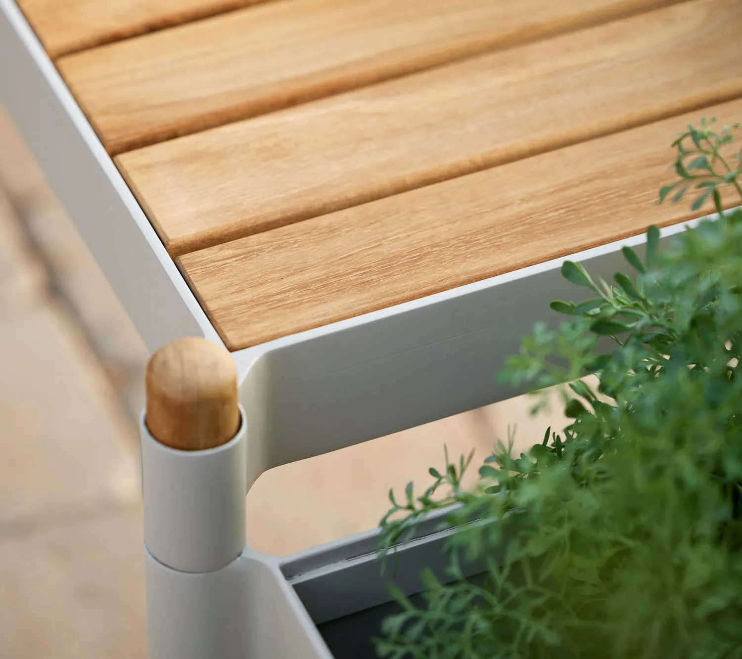 Cane-Line Sticks bænk med 2 plantekasser lava grey