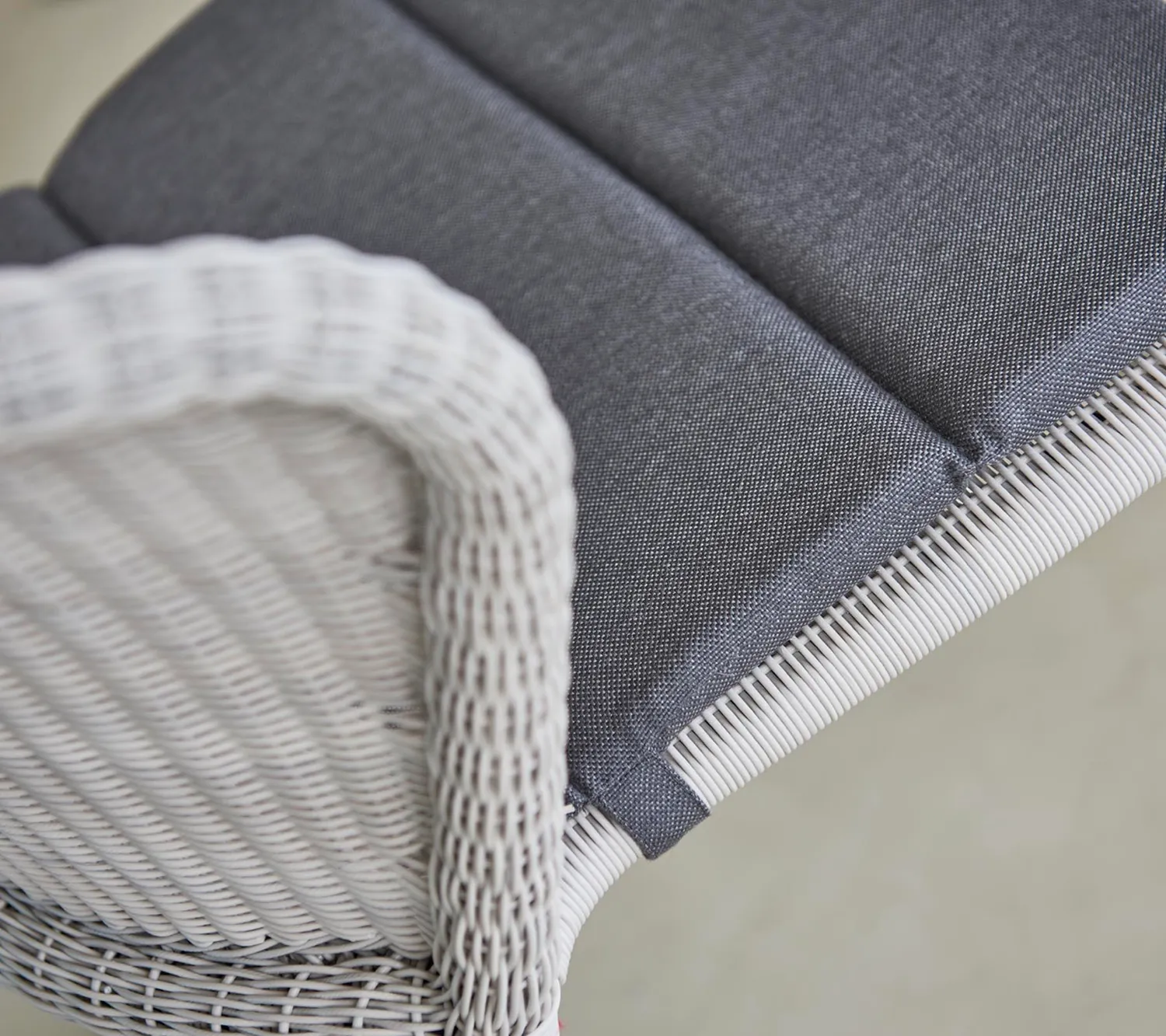 Cane-Line Lean stol black Weave stabelbar