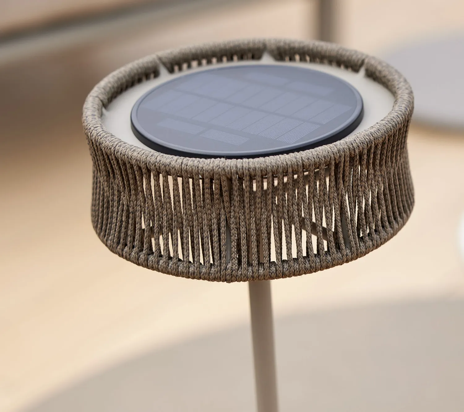 Cane-line Illusion lille bordlampe lava grey solar LED