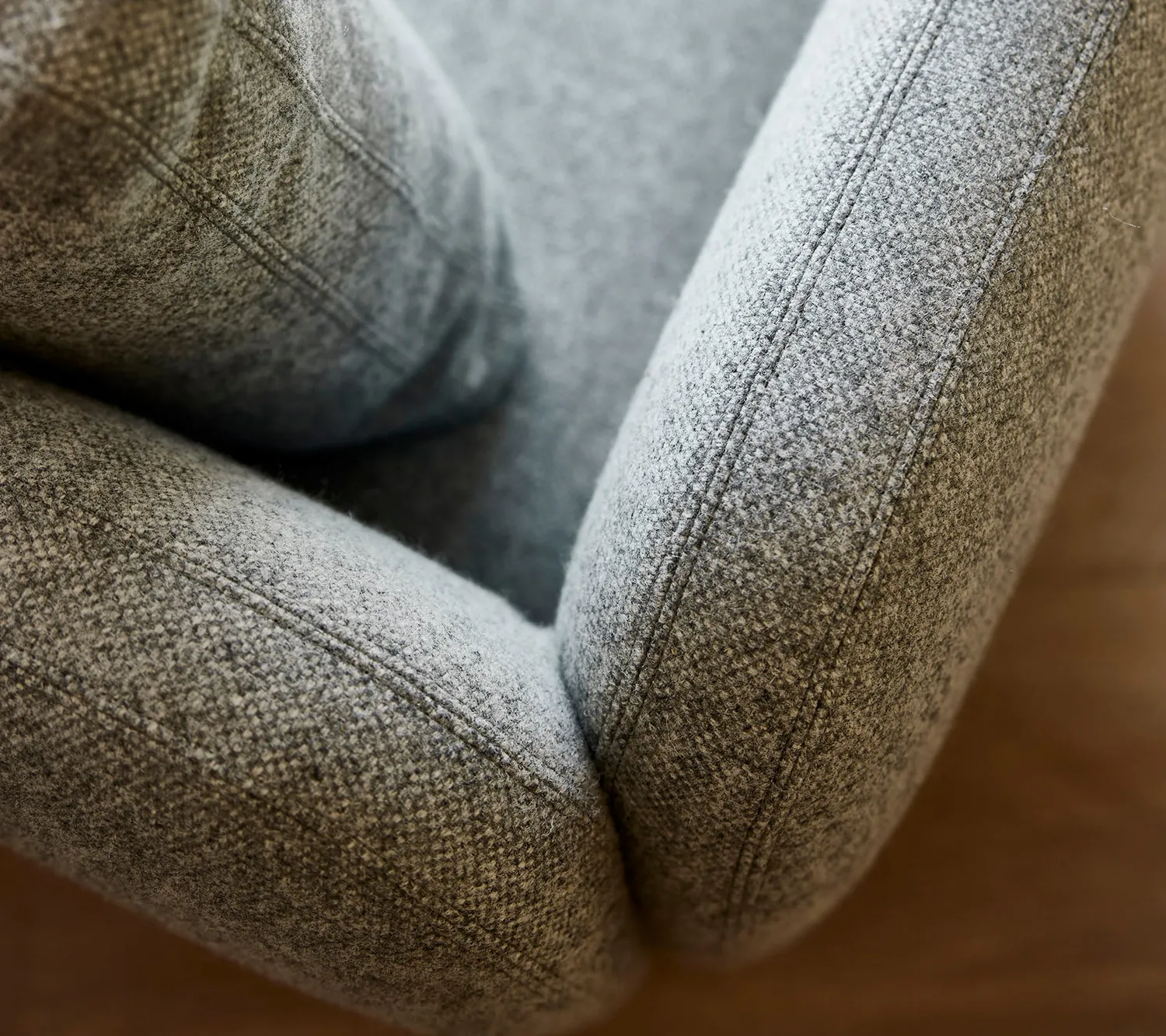 Cane-Line Aura lavt armlæn light grey ambience