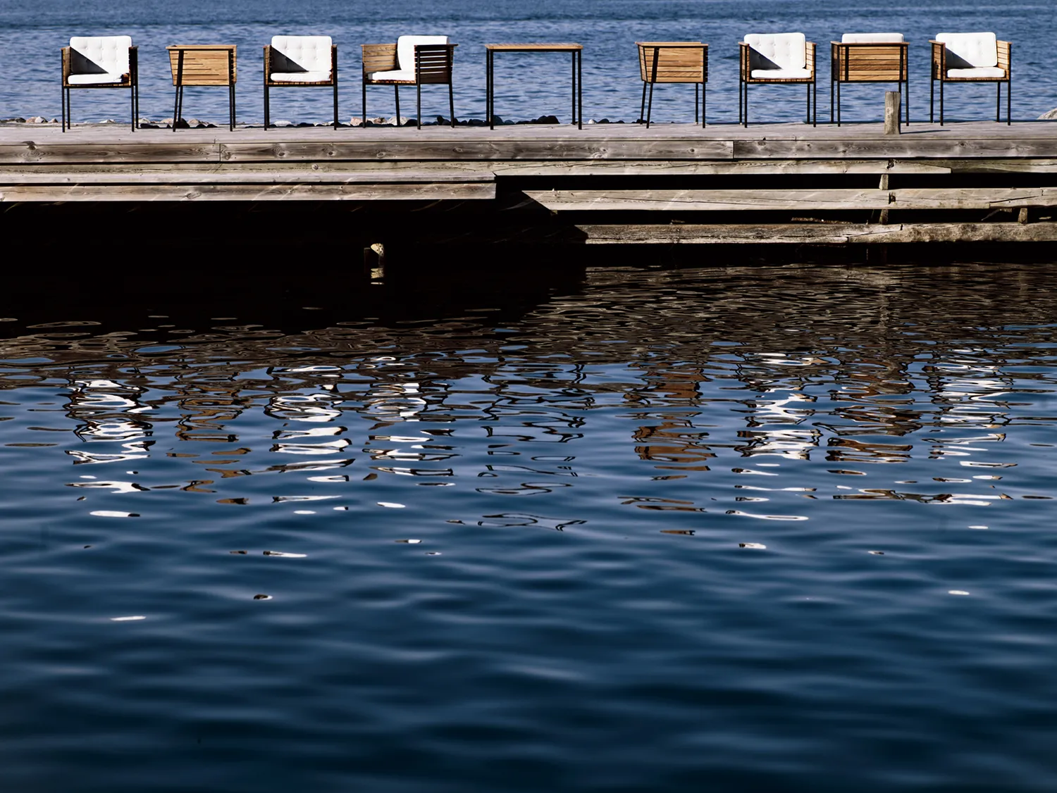 Skargaarden Häringe medium spisebord i teak sort stel