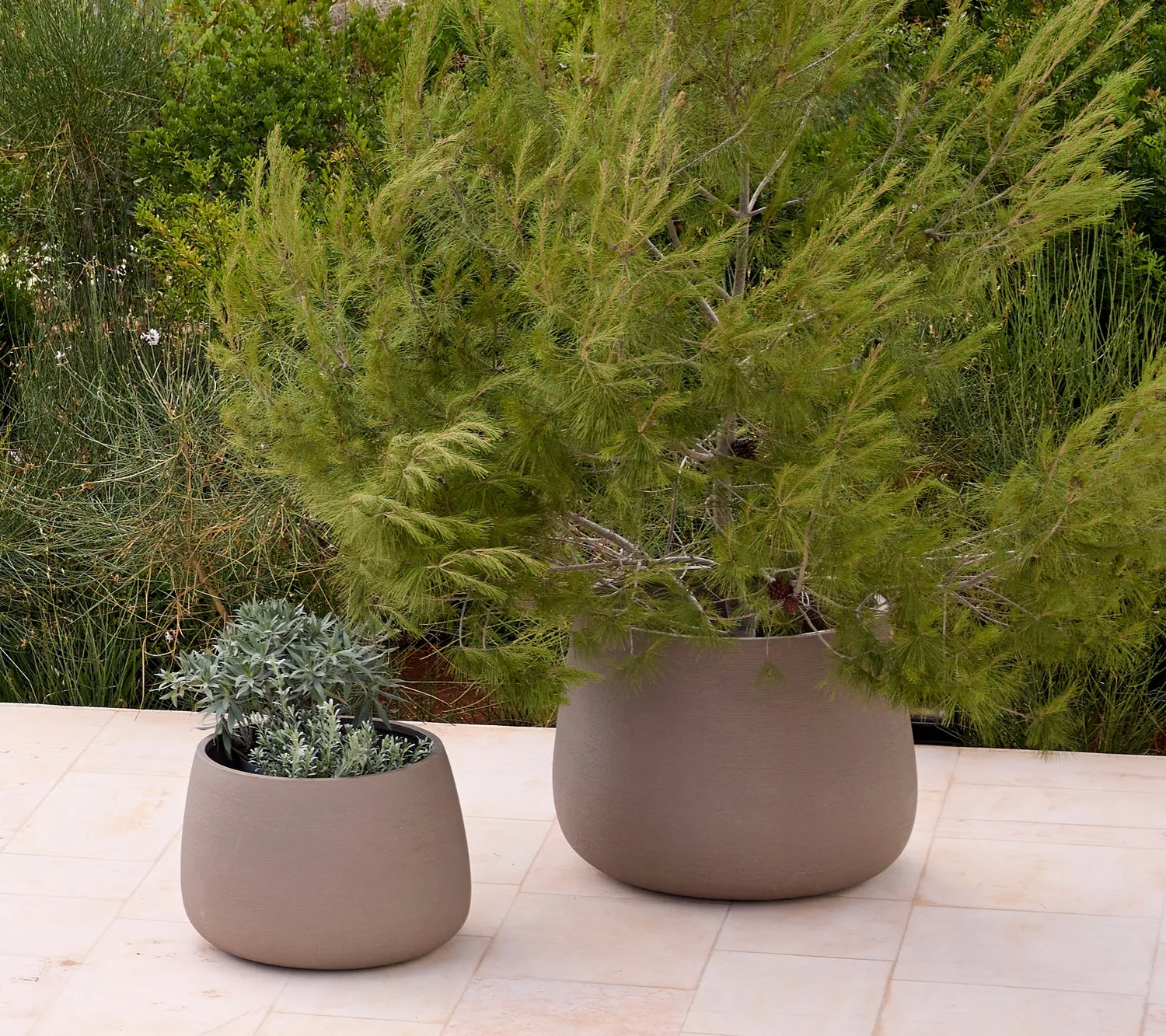 Cane-Line Soil plantekrukke rund medium taupe fiberglas