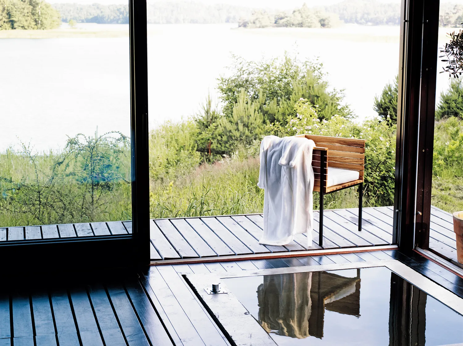 Skargaarden Häringe medium spisebord i teak sort stel