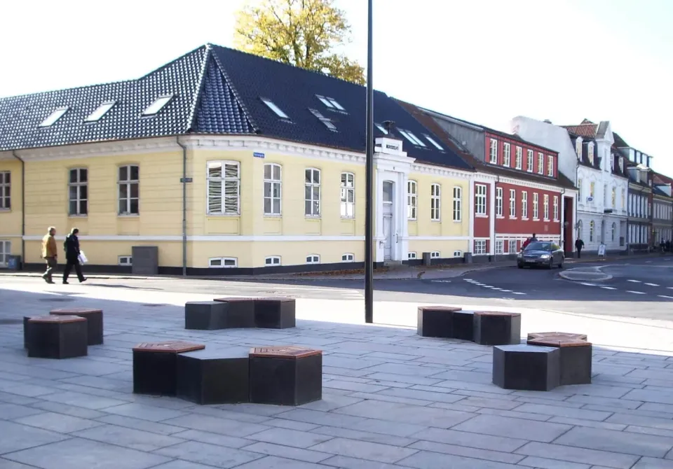 GH Form Penta plint i beton med mahogni sæde