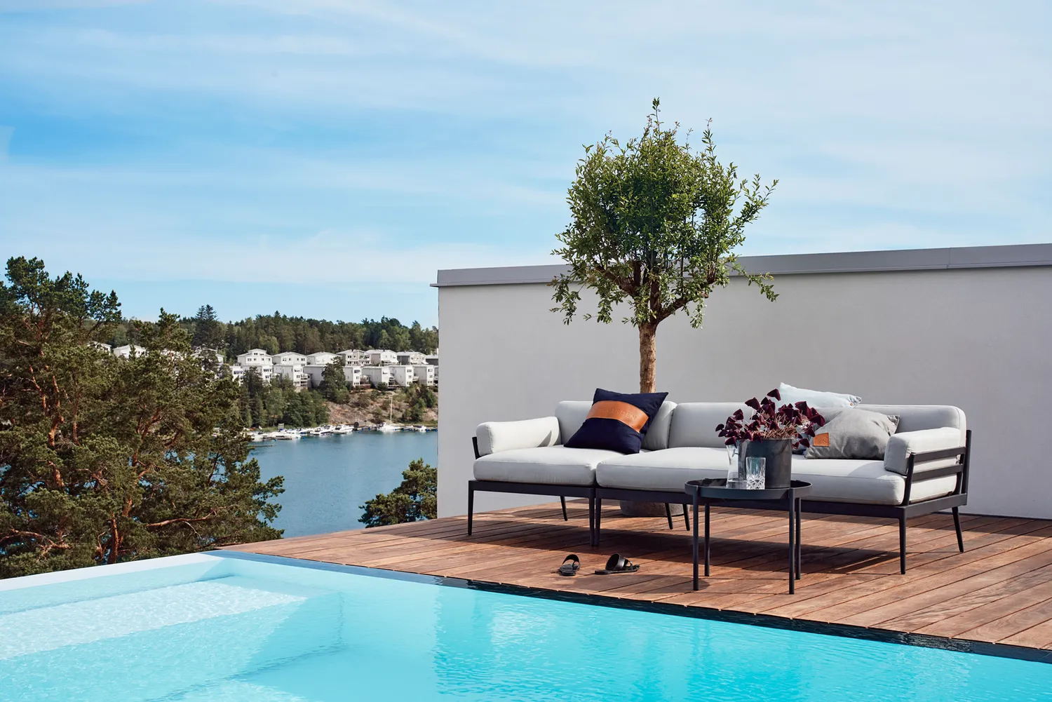 Skargaarden Anholt sofa i aluminium chalk Sunbrella