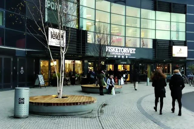 GH Form Scenaria rundbænk med LED lys i træ