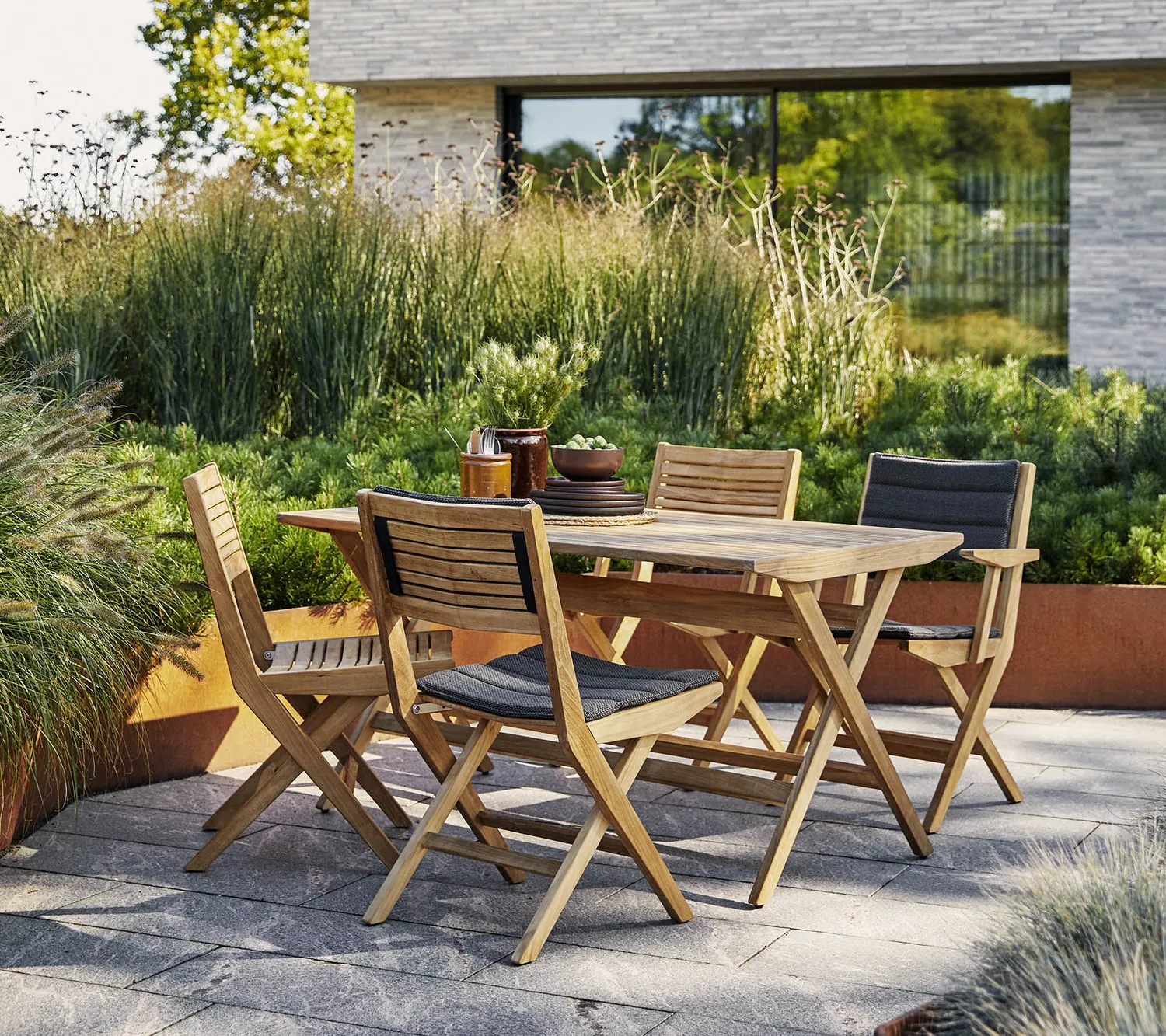 Cane-Line Flip stort klapbord i teak foldbart