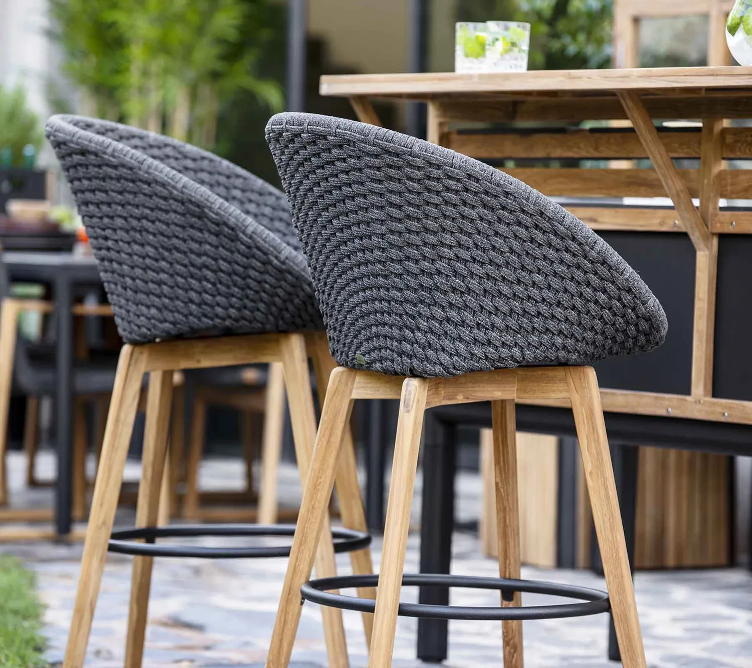 Cane-Line Peacock barstol dark grey teak Desert sand