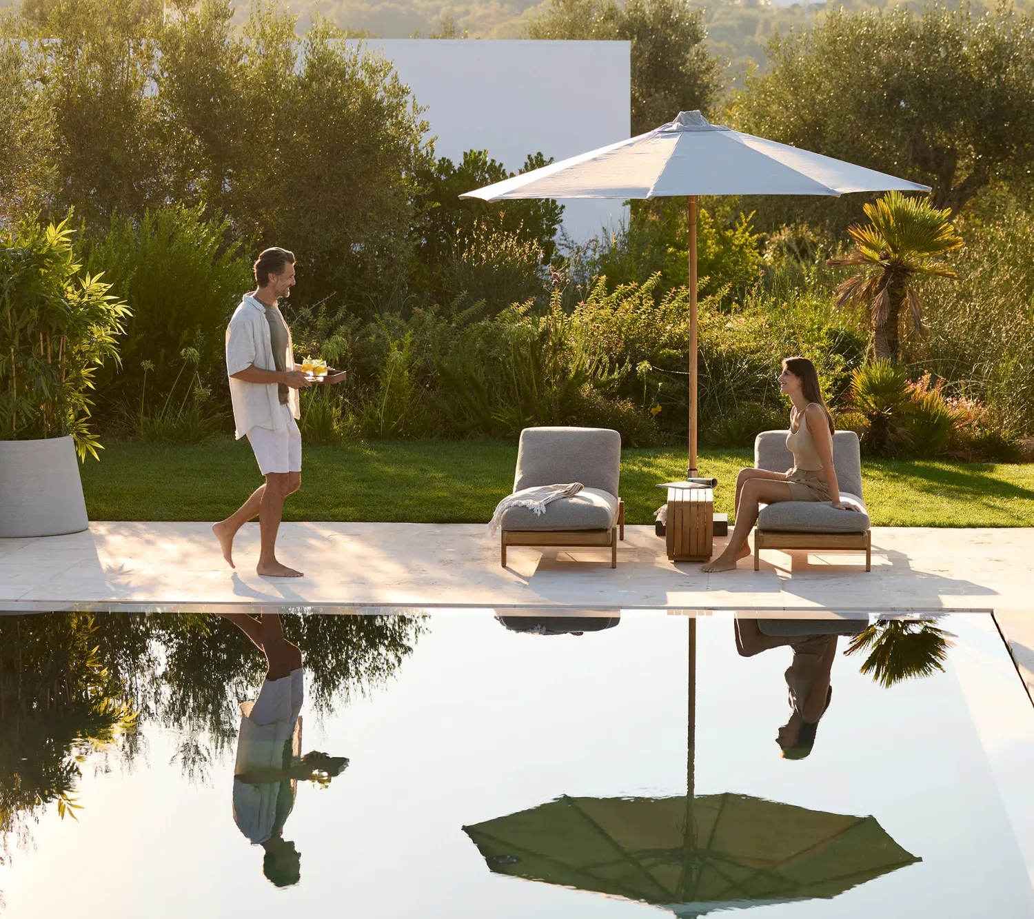 Cane-Line Vista solseng teak uden hynde til pool